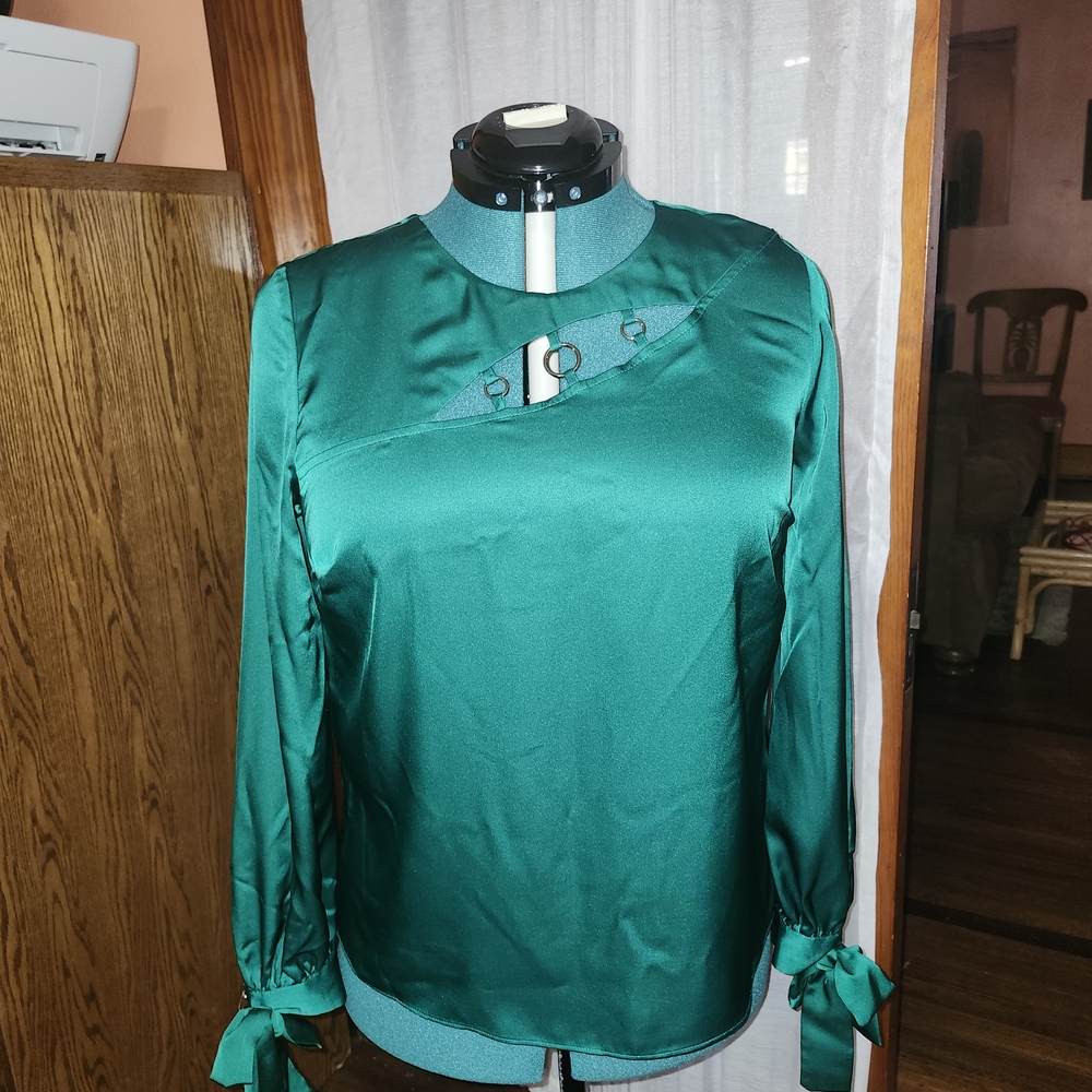 Thalia Sodi Relaxed Green Blouse With Neckline Cut-outs And Long Sleeves W/ Ties
